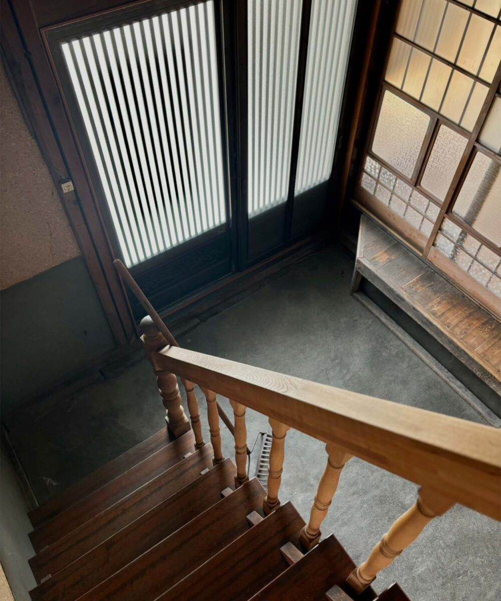 レトロな階段と土間